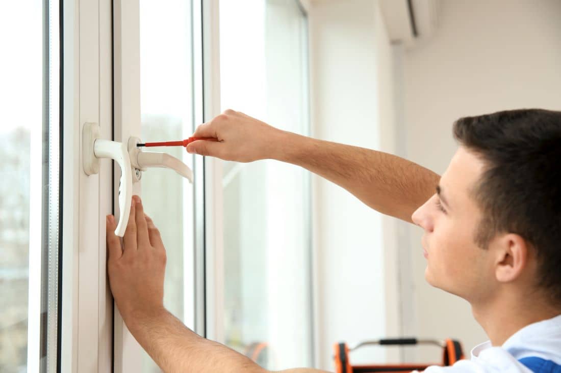 Как снять ручку с пластикового окна