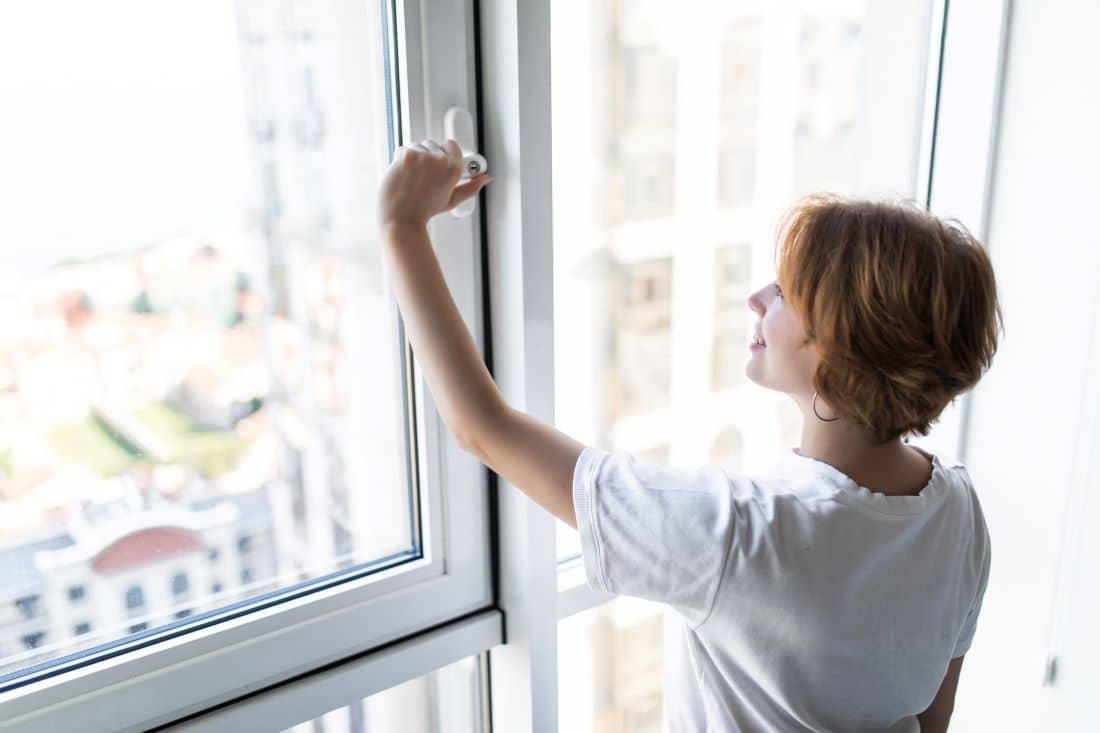 Как снять ручку с пластикового окна