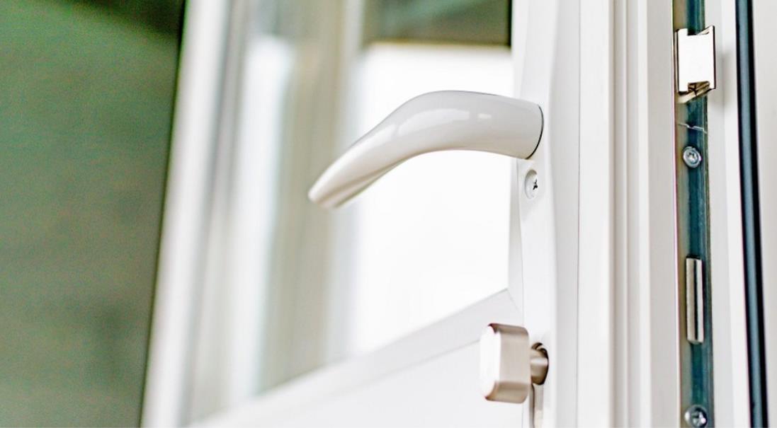 как отрегулировать пластиковую дверь (2)